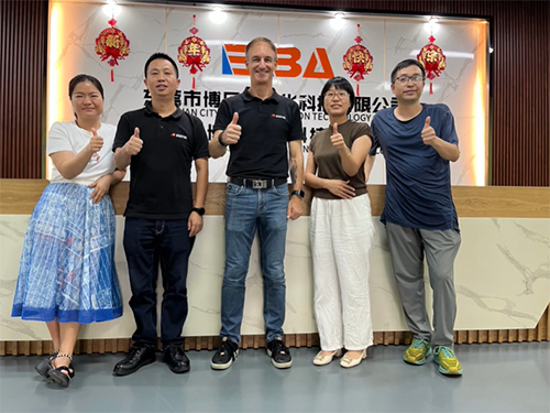 与德国客户合影留念，...