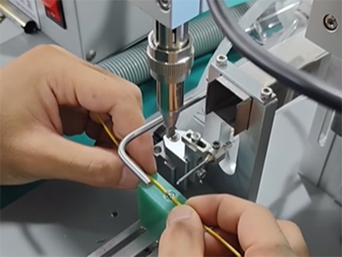 博贝小型半自动焊锡机...