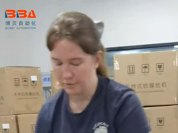 生产车间现场 手持螺...